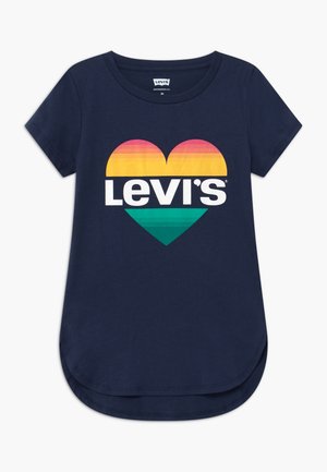 Granatowy t-shirt Levi's z krótkimi rękawami i zaokrąglonym dołem, z kolorowym paskowanym sercem i białym logo Levi's na przodzie.