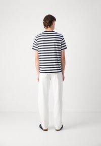 Tommy Hilfiger ESSENTIAL SOLID POCKET TEE - Paprasti marškinėliai - desert sky/white