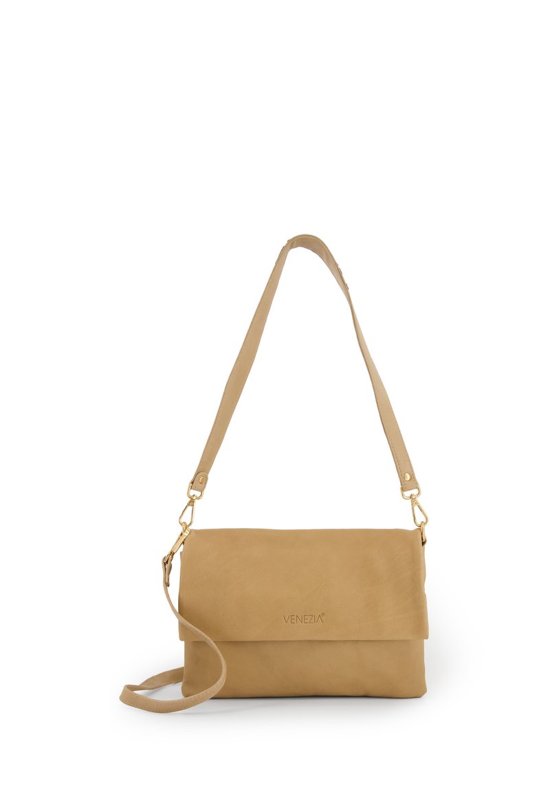 Kreuzkörpertasche aus hellbraunem Leder mit umklappbarem Deckel, goldenen Beschlägen und einem einstellbaren Einzelgurt. Glatte Textur, minimalistisches Design und mit Markenlogo.