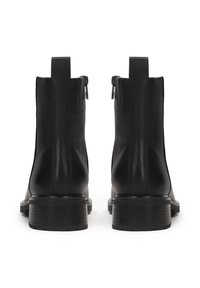 Mustmust mustad mustaga sileda viimistlusega, külgsete tõmblukkudega, tõmbeaasadega ja jämeda, tekstuuriga tallaga stabiilsuse tagamiseks.