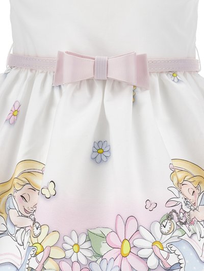 Bijela haljina s pojasom od ružičaste mašne, ukrašena tiskanim ilustracijama cvijeća i likova na rubu, koja prikazuje pastelne boje i fine detalje.