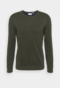 Pull kaki à manches longues avec un col rond, fabriqué en tissu maille doux. Présente un logo discret de la marque sur la poitrine.