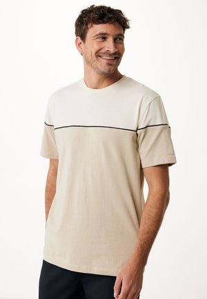 Beige bomulds T-shirt med korte ærmer, der har et hvidt øverste panel og en sort vandret linje på tværs af brystet. Glat tekstur.