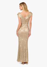Goldene Abendkleid mit Cap-Ärmeln, V-Rücken und taillierter Silhouette. Verfügt über ein strukturiertes Blumenmuster und einen bodenlangen Saum.