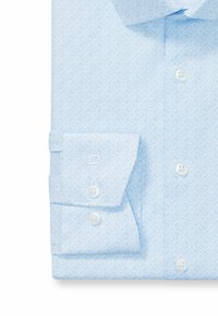 Hellblaues Button-up-Hemd mit subtilen Blumenmuster, mit umklappbarem Kragen und Doppelknebel-Manschetten. Glatte Stofftextur.