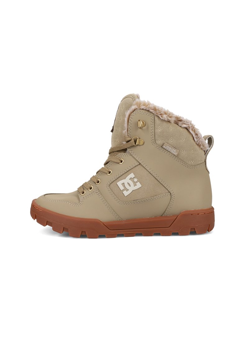 Beige, wasserdichter, strukturierten Wanderschuh mit Kunstfellkragen, Schnürdesign, goldfarbenen Ösen und brauner Gummisohle mit Grip-Mustern.