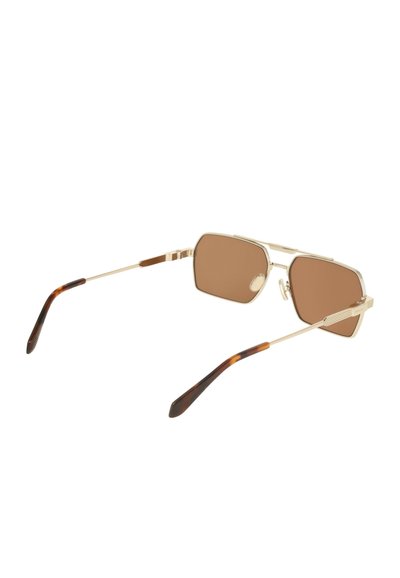 Rechthoekige zonnebril met gouden montuur, bruine glazen en tempeluiteinden met schildpadmotief, op een witte achtergrond.