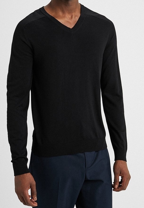 Pull noir à col en V à manches longues en maille légère, avec poignets et ourlet côtelés, texture lisse et coupe ajustée.