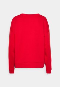 Felpa rossa con colletto rotondo e maniche lunghe. Presenta una texture liscia, una vestibilità rilassata e polsini a coste. La vista posteriore mostra un colore uniforme.