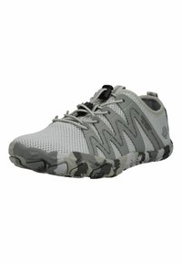 Zapatilla deportiva de malla gris claro con suela flexible, superposiciones en zigzag gris y cordones elásticos con ajuste de pestillo para un ajuste seguro.