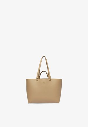 Beige tekstureret lædertaske med to håndtag, der har et lille præget logo midt foran.