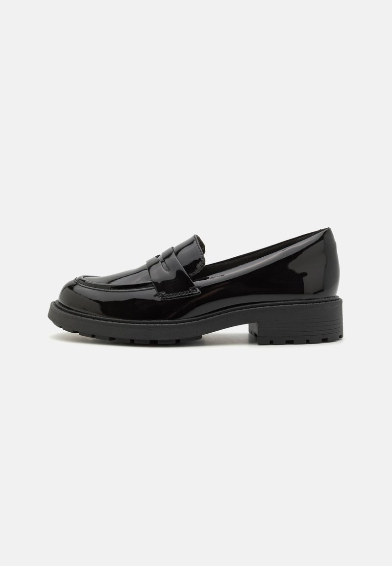 Schwarze Lackleder Slipper mit runder Spitze, dekorativem Riemen über dem Spann und einer stabilen Gummisohle mit Profilmuster.