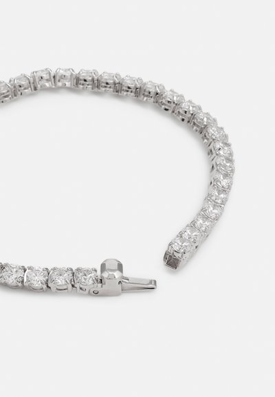 Bracelet en argent présentant une série de pierres rectangulaires transparentes dans un sertissement à griffes, avec un mécanisme de fermeture à fermoir sécurisé.