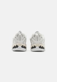 New Balance 610 UNISEX - Sportcipő - white