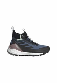 Scarpa da trekking impermeabile nera e blu con caviglia alta, tomaia texturizzata, soletta bianca ammortizzata e suola robusta per una migliore aderenza.