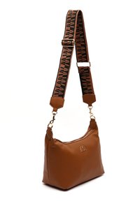 Borsa in pelle color camoscio con superficie testurizzata, dotata di un logo dorato in accento e di una tracolla regolabile a motivo in marrone e nero.