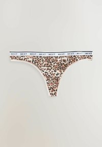 Tangice s printom leoparda s bijelim elastičnim pojasom na kojem je napisano "NEXT" u crnoj boji. Tkanina je mekana i glatke teksture.