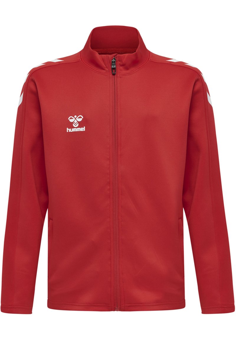 Giacca sportiva rossa con colletto alto, zip frontale completa e accenti bianchi sulle spalle. Presenta il logo Hummel sul petto. Texture liscia.