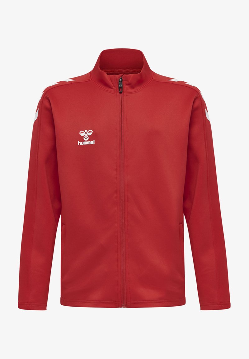 Giacca sportiva rossa con colletto alto, zip frontale completa e accenti bianchi sulle spalle. Presenta il logo Hummel sul petto. Texture liscia.