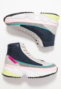 Vysoké tenisky kombinující navy síťovinu, šedé a růžové syntetické materiály s texturovanou černou podrážkou a neonově zeleným akcentem.