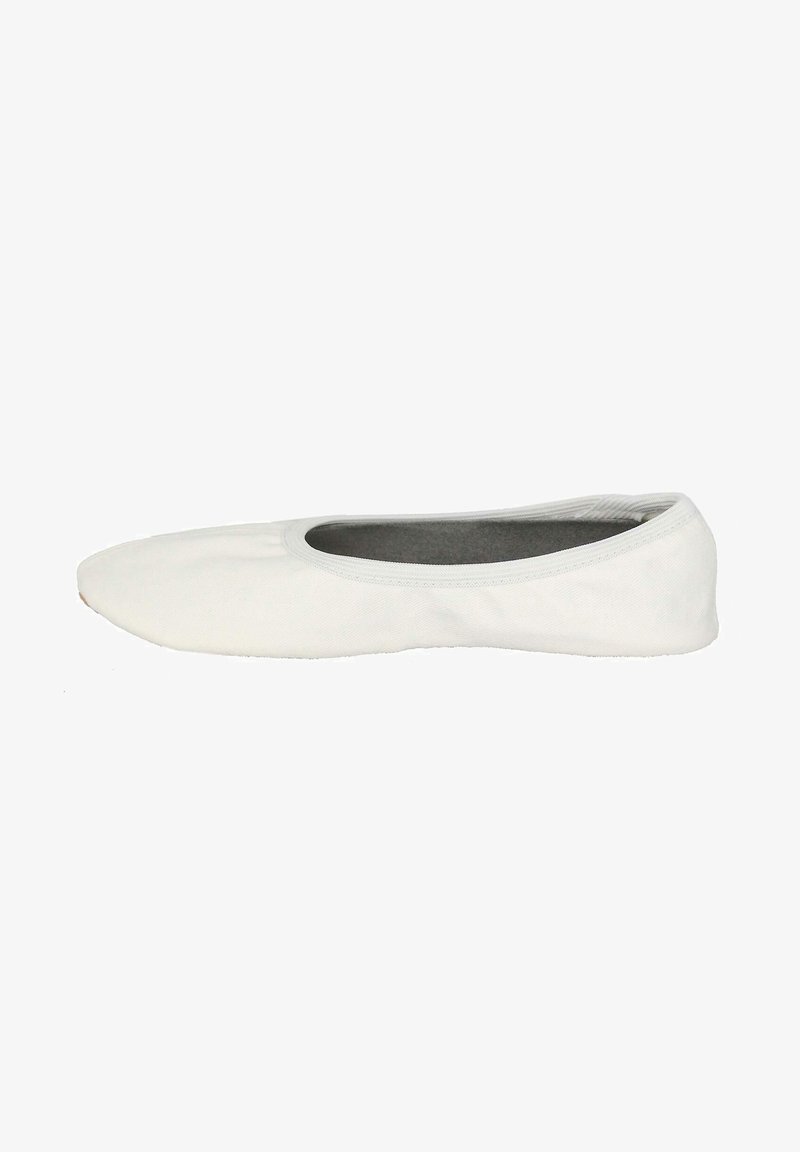 Witte katoenen ballet flats met een ronde neus, elastische randen en een gladde stoffen bovenkant. De binnenkant heeft een grijze voering.