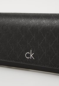 Calvin Klein DAILY WALLET MINI BAG - Portefeuille - classic mono black