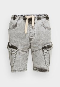 Szorty cargo z denimu w jasnoszarym kolorze, z przetartym wykończeniem, elastycznym pasem, sznurkiem oraz wieloma bocznymi kieszeniami.