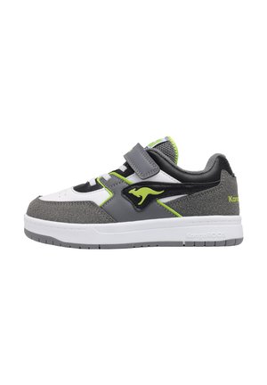 Sportliche Sneakers mit einem weißen und grauen Obermaterial, schwarzen Akzenten und neongrünen Details. Sie verfügen über einen Klettverschluss und eine strukturierte Gummisohle.