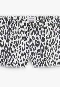 Pantalones cortos de denim blanco con un estampado de leopardo negro, cinco bolsillos, cierre de botón de metal y un logotipo rosa en el bolsillo frontal derecho.