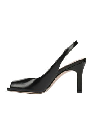 Zwarte slingback sandalen met open teen, hoog plateau en glanzende lakafwerking, taps toelopend model en slanke hak. Platte zool met minimale accenten.