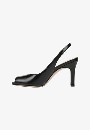 Scarpa con tacco alto nera slingback aperta con finitura lucida in vernice, forma affusolata e tacco sottile. Suola piatta con accenti minimi.