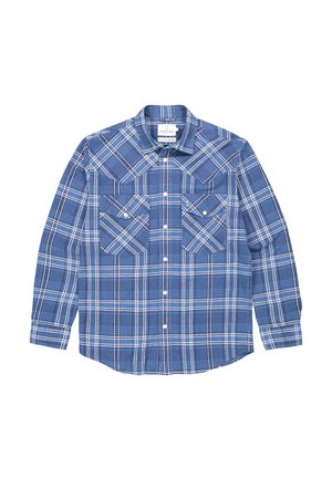 Langärmeliges, blau kariertes Hemd mit Knopfleiste, Kragen und zwei Brusttaschen, flach auf weißem Hintergrund ausgelegt.