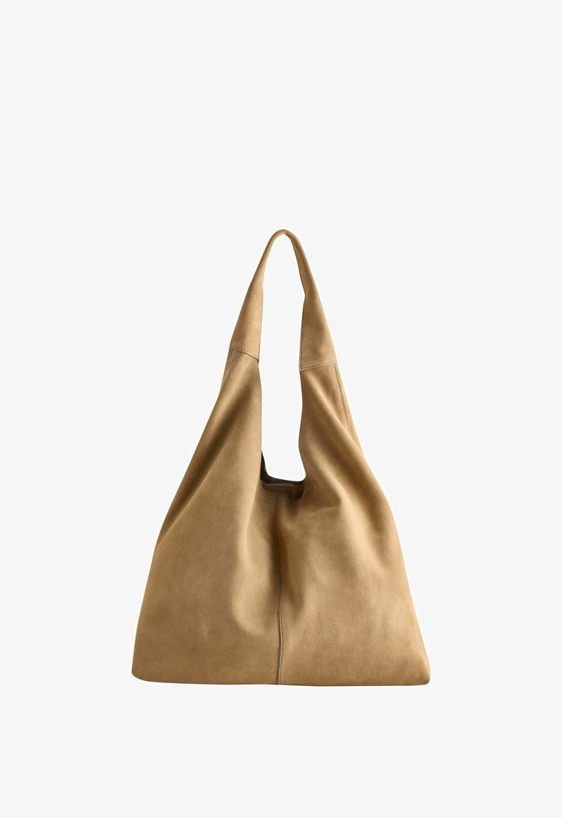 Geantă de umăr din piele întoarsă moale, de culoare tabac, cu o curea lată și un design lejer, neregulat, prezentată pe un fundal alb.