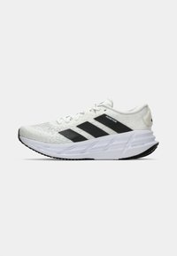 Witte sportschoenen met een gestructureerde bovenkant, drie zwarte strepen, een gevoerde zool en een licht verhoogde hak. Zwarte rubberen buitenzool.