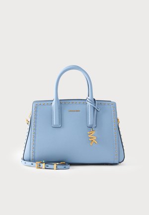 Hellblaues Lederhandtasche mit doppelten Griffen, goldenen Nieten entlang der Kanten, abnehmbarem Trageriemen und goldenem MK-Logo-Anhänger vorne.