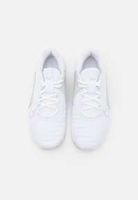 Witte sportieve schoenen van mesh en synthetisch materiaal, met een gestructureerd oppervlak, ronde veters en subtiele grijze accenten.