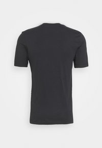 Jednoduché černé tričko s krátkým rukávem a kulatým výstřihem, vystavené v ploché poloze, které ukazuje zadní stranu na bílém pozadí.