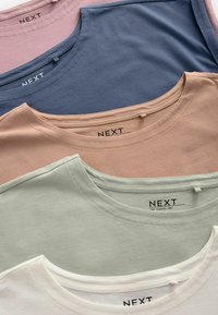 Fünf T-Shirts in Schichten angeordnet: hellrosa, dunkelblau, gedecktes Grün, beige und weiß. Alle haben einen Rundhalsausschnitt und tragen das Logo "NEXT".