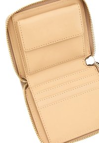 Interno di un portafoglio in pelle beige con più scomparti per carte e chiusura con zip, dotato di hardware dorato e texture liscia.