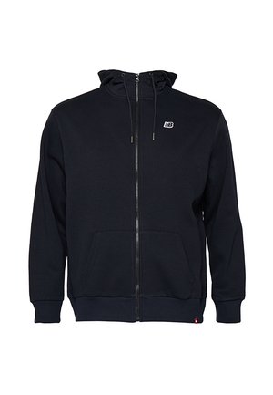 Felpa nera con cerniera, tasche frontali, cappuccio con coulisse e un piccolo logo New Balance bianco sul torace sinistro.