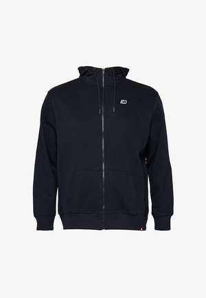 Felpa nera con cerniera, tasche frontali, cappuccio con coulisse e un piccolo logo New Balance bianco sul torace sinistro.
