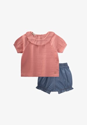 Roza pamučna bluza s volanima oko ovratnika i kratkim rukavima, u kombinaciji s traper šorcem s elastičnom gumom u struku i nabranim rubom.