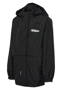 Czarna lekka kurtka z kapturem, elastycznymi mankietami, kieszeniami z przodu oraz logo na klatce piersiowej; gładka faktura i wytrzymały materiał.