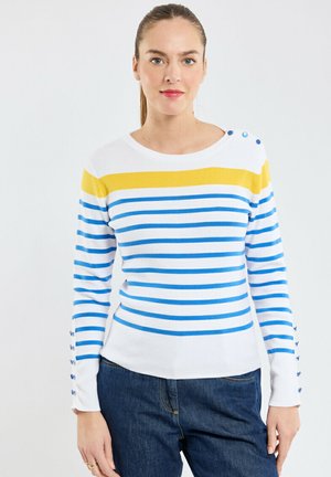 Pull-over en laine avec une base blanche, des rayures horizontales bleues et jaunes, une texture côtelée, un col rond et des accents de boutons sur l'épaule et les poignets.