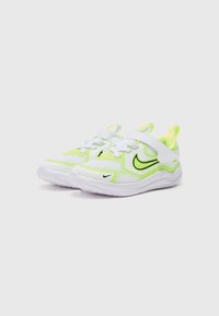 Ténis brancos e amarelo neon para desporto, com parte superior em malha, colarinho acolchoado, tiras ajustáveis em Velcro e sola de borracha. Logótipo da Nike na lateral.