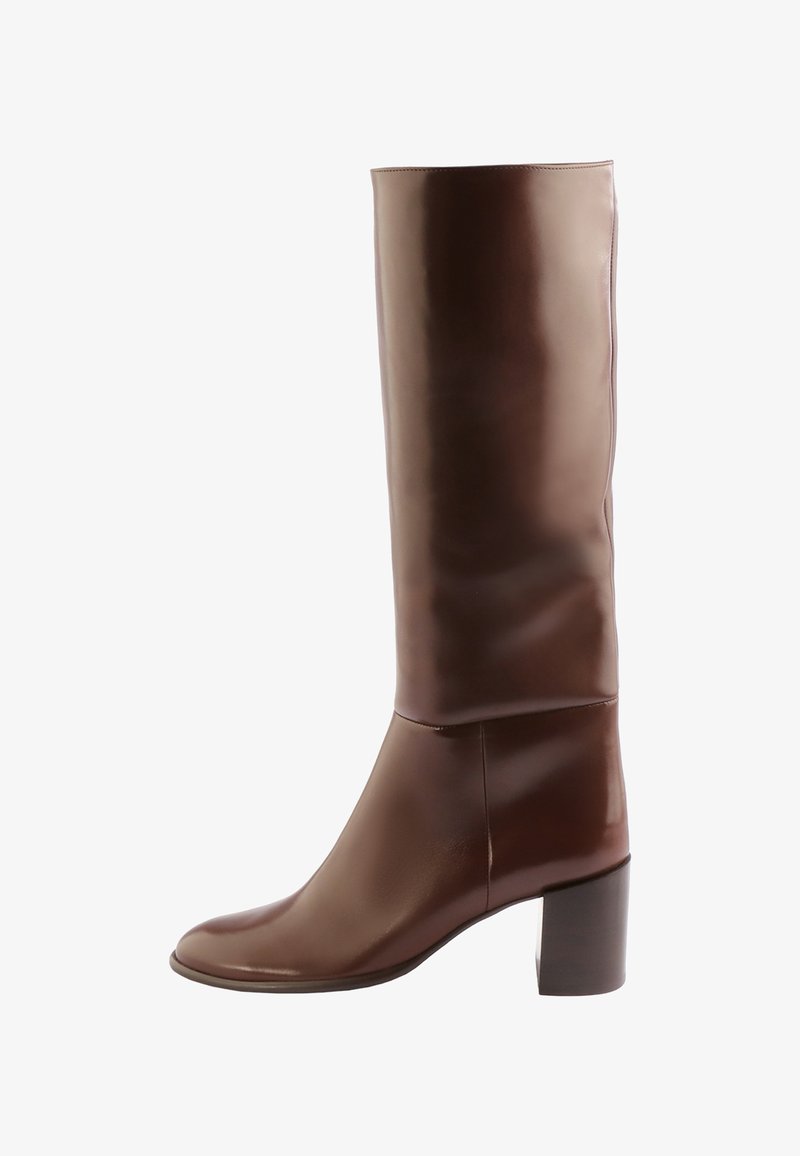 Brązowy skórzany kozak do kolan z blokowym obcasem, gładką teksturą, zaokrąglonym noskiem i minimalnymi detalami szwów.