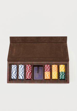 Estuche marrón que contiene fichas de póker en colores blanco, rojo, naranja, amarillo y verde, con una baraja de cartas en la ranura central.