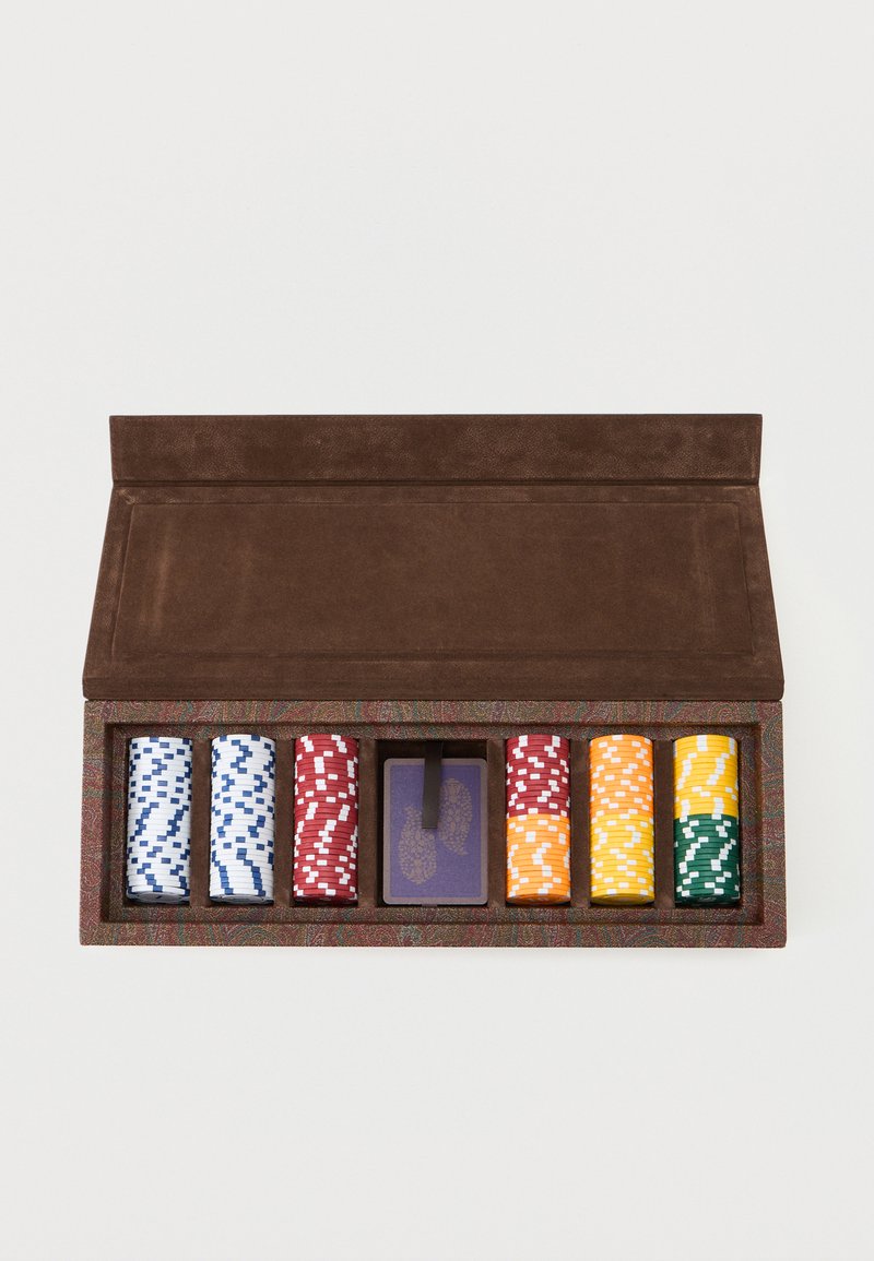 Boîtier brun contenant des jetons de poker de couleurs blanche, rouge, orange, jaune et verte, avec un jeu de cartes placé dans la fente centrale.