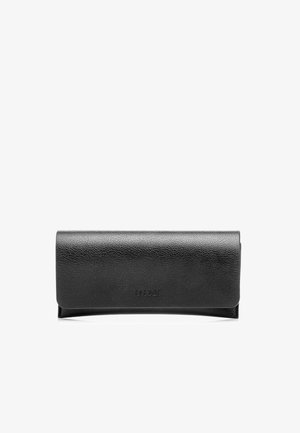 Czarny etui na okulary wykonane z teksturowanej skóry, z klapką zamykającą i subtelnym wytłoczonym logo na środku przedniej strony.