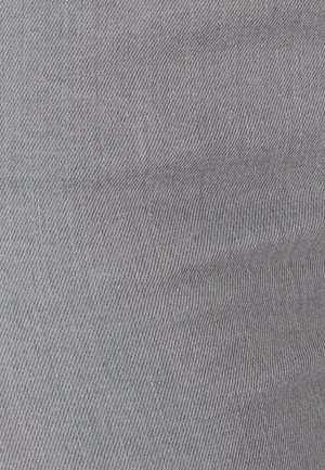 Textil gris con un patrón de espiga, que presenta una textura suave y un color uniforme, elaborado con una tela ligera adecuada para prendas de vestir.